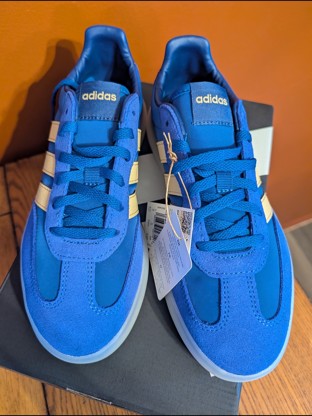 Adidas Italia  FIFA  Barreda Size 5.5 Youth 6.5 Women